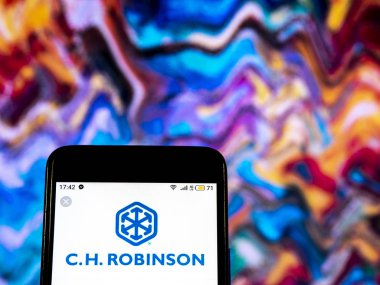 Kiev, Ukrayna - 19 Aralık 2018: C. H. Robinson taşıma şirket logosu akıllı telefon görüntülenen gördüm