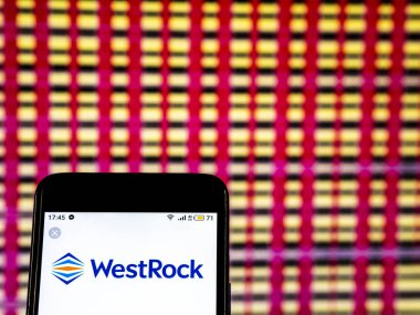 Kiev, Ukrayna - 19 Aralık 2018: Westrock şirket logosu akıllı telefon görüntülenen gördüm