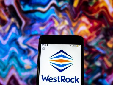 Kiev, Ukrayna - 19 Aralık 2018: Westrock şirket logosu akıllı telefon görüntülenen gördüm