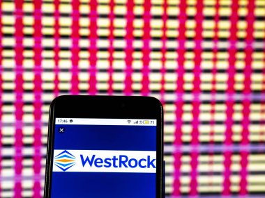 Kiev, Ukrayna - 19 Aralık 2018: Westrock şirket logosu akıllı telefon görüntülenen gördüm