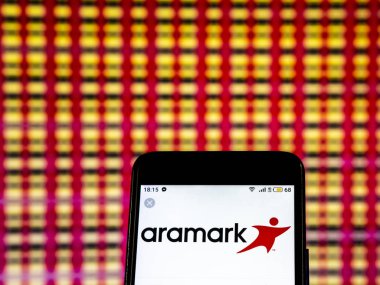 Kiev, Ukrayna - 19 Aralık 2018: Aramark şirket logosu akıllı telefon görüntülenen gördüm