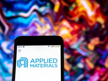 Kiev, Ukrayna - 19 Aralık 2018: Şirket logosu malzemeleri imalat uygulanan akıllı telefon görüntülenen gördüm