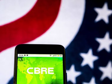 Kiev, Ukrayna - 19 Aralık 2018: Cbre grup gerçek emlak şirket logosu akıllı telefon görüntülenen gördüm