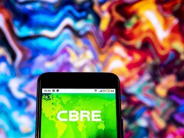 Kiev, Ukrayna - 19 Aralık 2018: Cbre grup gerçek emlak şirket logosu akıllı telefon görüntülenen gördüm