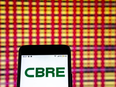 Kiev, Ukrayna - 19 Aralık 2018: Cbre grup gerçek emlak şirket logosu akıllı telefon görüntülenen gördüm