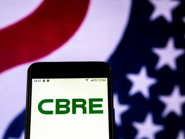 Kiev, Ukrayna - 19 Aralık 2018: Cbre grup gerçek emlak şirket logosu akıllı telefon görüntülenen gördüm