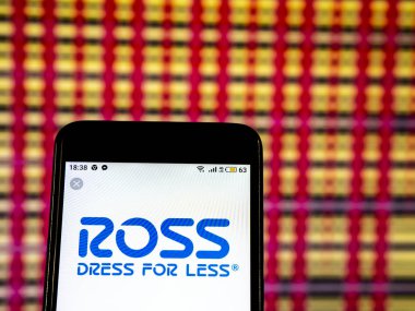 Kiev, Ukrayna - 19 Aralık 2018: Ross mağaza mağaza şirket logosu akıllı telefon görüntülenen gördüm