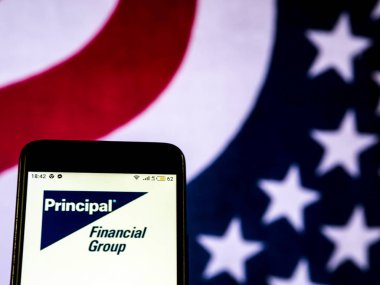 Kiev, Ukrayna - 19 Aralık 2018: Müdür finans yatırım yönetim şirket logosu akıllı telefon görüntülenen gördüm