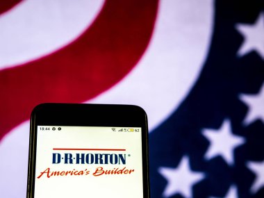 Kiev, Ukrayna - 19 Aralık 2018: Ö. R. Horton eve inşaat şirket logosu akıllı telefon görüntülenen gördüm