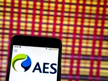Kiev, Ukrayna - 19 Aralık 2018: Aes Corporation elektrik güç dağıtım şirket logosu akıllı telefon görüntülenen gördüm