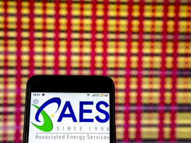 Kiev, Ukrayna - 19 Aralık 2018: Aes Corporation elektrik güç dağıtım şirket logosu akıllı telefon görüntülenen gördüm