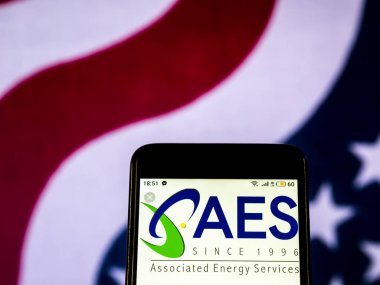 Kiev, Ukrayna - 19 Aralık 2018: Aes Corporation elektrik güç dağıtım şirket logosu akıllı telefon görüntülenen gördüm