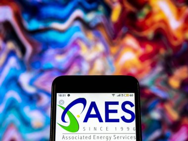 Kiev, Ukrayna - 19 Aralık 2018: Aes Corporation elektrik güç dağıtım şirket logosu akıllı telefon görüntülenen gördüm