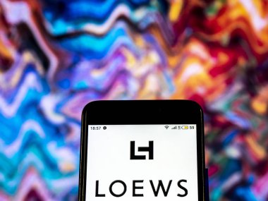 Kiev, Ukrayna - 19 Aralık 2018: Loews otel misafirperverliği şirket logosu akıllı telefon görüntülenen gördüm