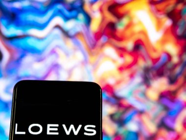 Kiev, Ukrayna - 19 Aralık 2018: Loews otel misafirperverliği şirket logosu akıllı telefon görüntülenen gördüm