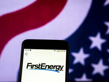Kiev, Ukrayna - 19 Aralık 2018: Firstenergy elektrik hizmetleri şirket logosu akıllı telefon görüntülenen gördüm