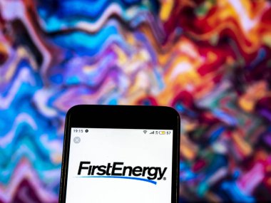 Kiev, Ukrayna - 19 Aralık 2018: Firstenergy elektrik hizmetleri şirket logosu akıllı telefon görüntülenen gördüm