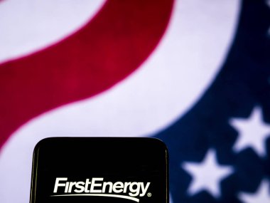 Kiev, Ukrayna - 19 Aralık 2018: Firstenergy elektrik hizmetleri şirket logosu akıllı telefon görüntülenen gördüm