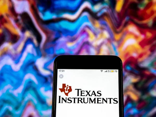 Kiev, Ukrayna - 19 Aralık 2018: Texas Instruments yarı iletken şirket logosu akıllı telefon görüntülenen gördüm