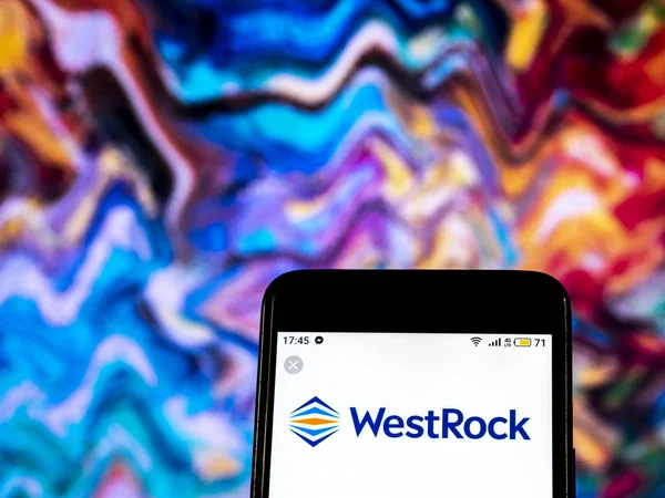 Kiev, Ukrayna - 19 Aralık 2018: Westrock şirket logosu akıllı telefon görüntülenen gördüm