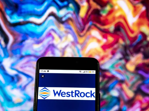 Kiev, Ukrayna - 19 Aralık 2018: Westrock şirket logosu akıllı telefon görüntülenen gördüm