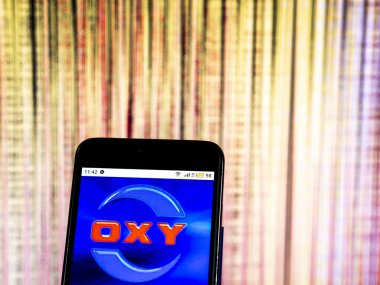 Kiev, Ukrayna - 20 Aralık 2018: Occidental petrol şirket logosu akıllı telefon görüntülenen gördüm