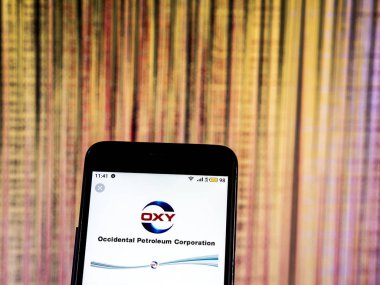 Kiev, Ukrayna - 20 Aralık 2018: Occidental petrol şirket logosu akıllı telefon görüntülenen gördüm