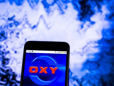 Kiev, Ukrayna - 20 Aralık 2018: Occidental petrol şirket logosu akıllı telefon görüntülenen gördüm