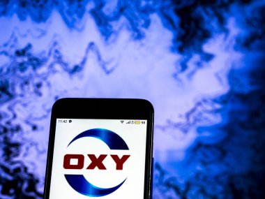 Kiev, Ukrayna - 20 Aralık 2018: Occidental petrol şirket logosu akıllı telefon görüntülenen gördüm
