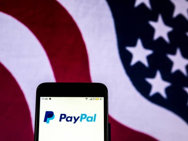 Kiev, Ukrayna - 20 Aralık 2018: Paypal Holdings, Inc logo akıllı telefon görüntülenen gördüm