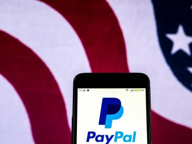 Kiev, Ukrayna - 20 Aralık 2018: Paypal Holdings, Inc logo akıllı telefon görüntülenen gördüm
