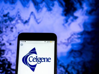 Kiev, Ukrayna - 20 Aralık 2018: Celgene biyoteknoloji şirket logosu akıllı telefon görüntülenen gördüm