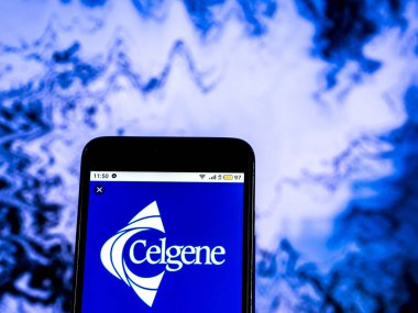 Kiev, Ukrayna - 20 Aralık 2018: Celgene biyoteknoloji şirket logosu akıllı telefon görüntülenen gördüm