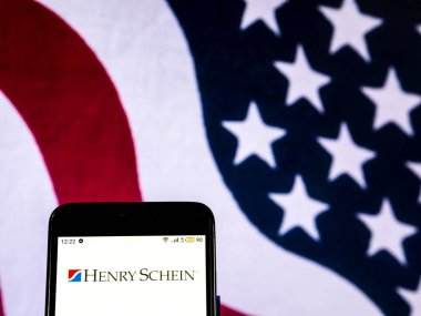 Kiev, Ukrayna - 20 Aralık 2018: Henry Schein şirket logosu akıllı telefon görüntülenen gördüm