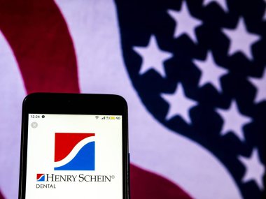 Kiev, Ukrayna - 20 Aralık 2018: Henry Schein şirket logosu akıllı telefon görüntülenen gördüm