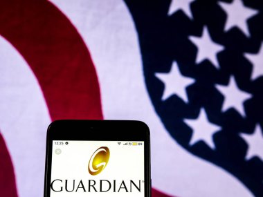 Kiev, Ukrayna - 20 Aralık 2018: Guardian Life Sigorta şirketi Amerika logosunun akıllı telefon görüntülenen gördüm