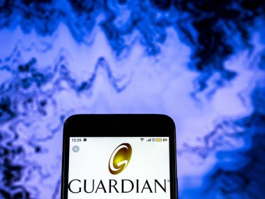 Kiev, Ukrayna - 20 Aralık 2018: Guardian Life Sigorta şirketi Amerika logosunun akıllı telefon görüntülenen gördüm