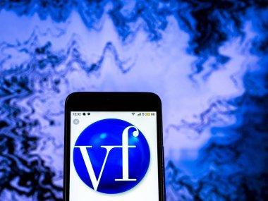 Kiev, Ukrayna - 20 Aralık 2018: Vf Corporation giyim şirket logosu akıllı telefon görüntülenen gördüm