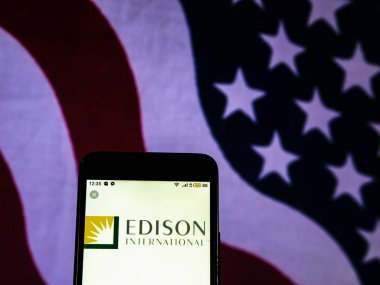 Kiev, Ukrayna - 20 Aralık 2018: Edison International genel yarar şirket logosu akıllı telefon görüntülenen gördüm