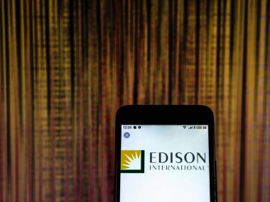 Kiev, Ukrayna - 20 Aralık 2018: Edison International genel yarar şirket logosu akıllı telefon görüntülenen gördüm