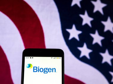 Kiev, Ukrayna - 20 Aralık 2018: Biogen biyoteknoloji şirket logosu akıllı telefon görüntülenen gördüm