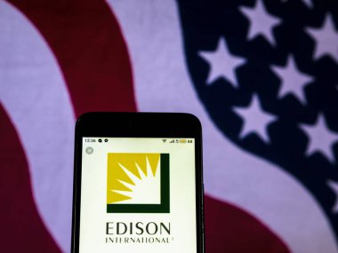 Kiev, Ukrayna - 20 Aralık 2018: Edison International genel yarar şirket logosu akıllı telefon görüntülenen gördüm
