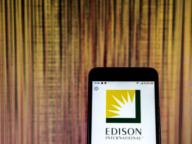 Kiev, Ukrayna - 20 Aralık 2018: Edison International genel yarar şirket logosu akıllı telefon görüntülenen gördüm