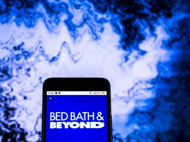 Kiev, Ukrayna - 20 Aralık 2018: Oda banyo ve ötesi perakende-mağaza şirket logosu akıllı telefon görüntülenen gördüm