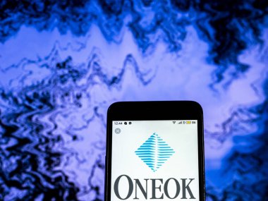 Kiev, Ukrayna - 20 Aralık 2018: Oneok doğal gaz sıvı şirket logosu akıllı telefon görüntülenen gördüm