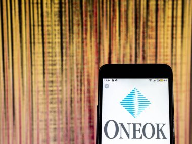 Kiev, Ukrayna - 20 Aralık 2018: Oneok doğal gaz sıvı şirket logosu akıllı telefon görüntülenen gördüm