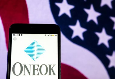 Kiev, Ukrayna - 20 Aralık 2018: Oneok doğal gaz sıvı şirket logosu akıllı telefon görüntülenen gördüm