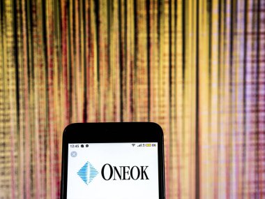 Kiev, Ukrayna - 20 Aralık 2018: Oneok doğal gaz sıvı şirket logosu akıllı telefon görüntülenen gördüm