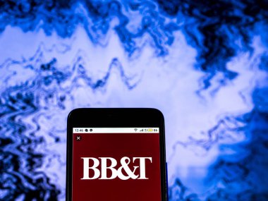 Kiev, Ukrayna - 20 Aralık 2018: Bb ve T banka holding şirket logosu akıllı telefon görüntülenen gördüm
