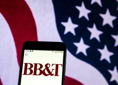 Kiev, Ukrayna - 20 Aralık 2018: Bb ve T banka holding şirket logosu akıllı telefon görüntülenen gördüm